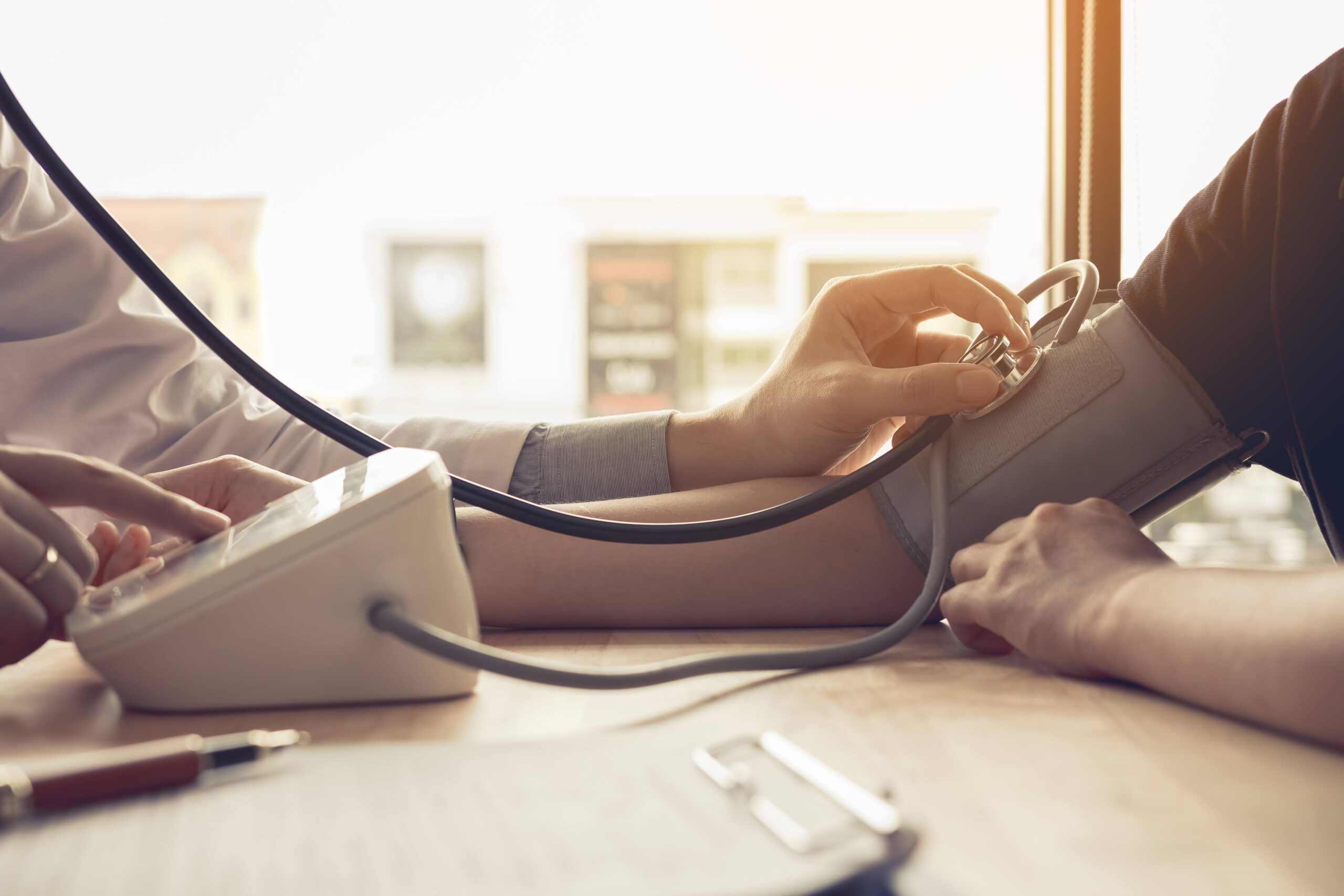 Lekarz bada ciśnienie pacjentowi