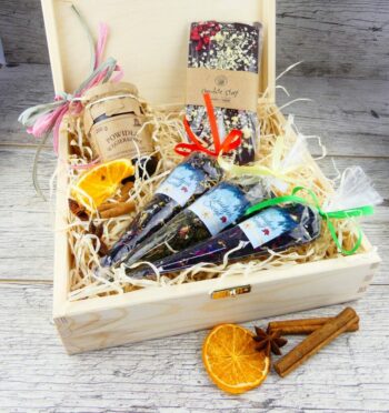 Kosz prezentowy MAŁA SZKATUŁKA z łakociami - obrazek 2